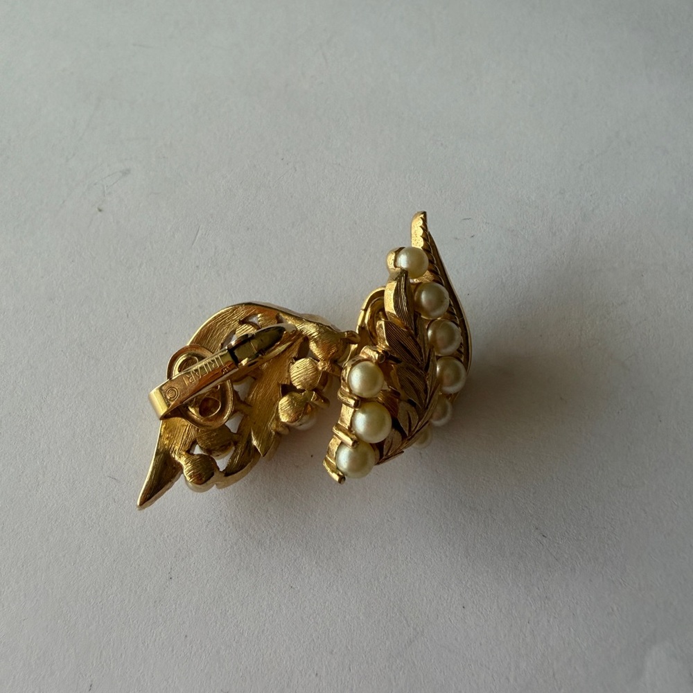 Vintage Crown Trifari Gold Tone Faux pearls Clip On Earrings